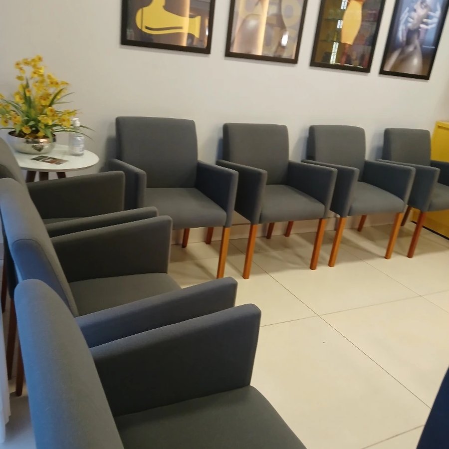 Poltronas corporativas higienizadas em sala de espera