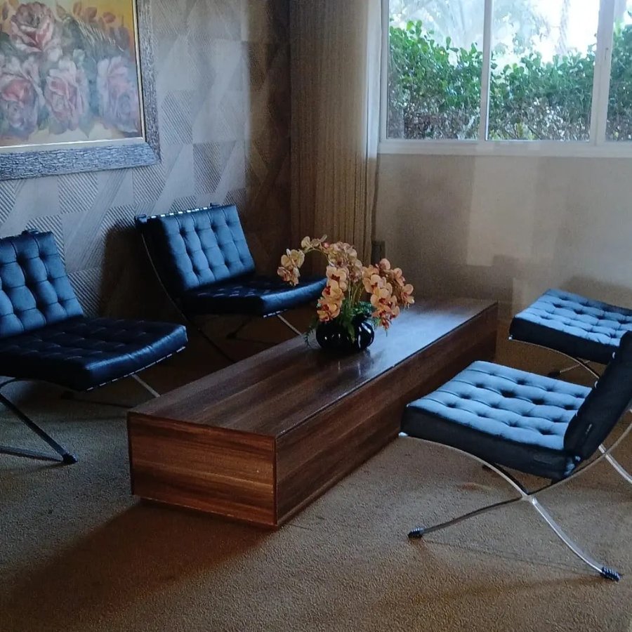 Poltronas azuis em ambiente corporativo higienizadas
