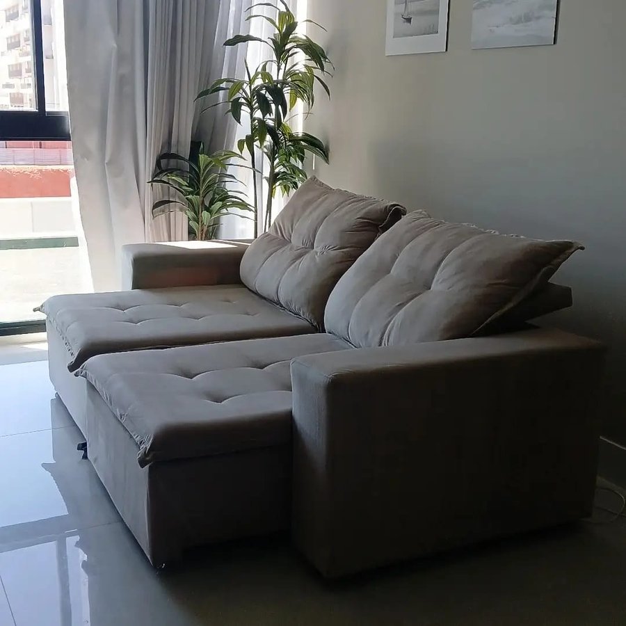 Sofá retrátil cinza higienizado em apartamento