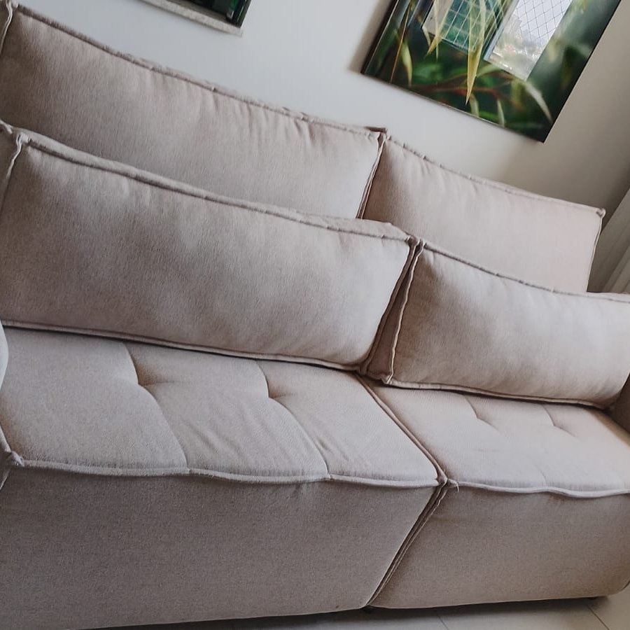 Detalhe de sofá bege higienizado