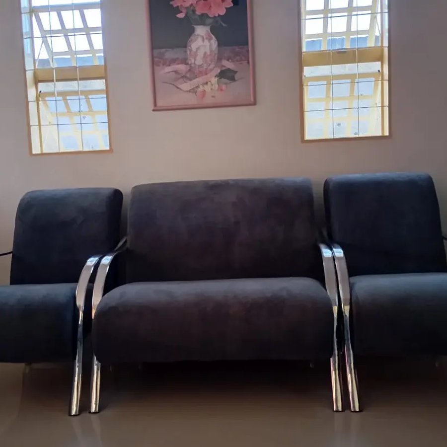 Poltronas de auditório em couro higienizadas