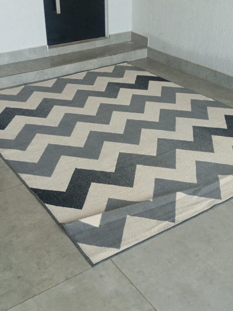 Tapete com estampa geométrica após higienização